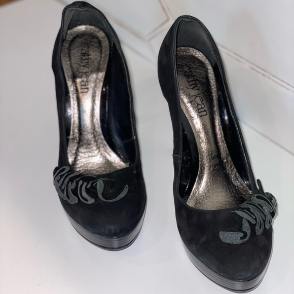 Cathy Jean Faux Suede with Ruffle Closed Toe Pump. - Picture 5 of 6